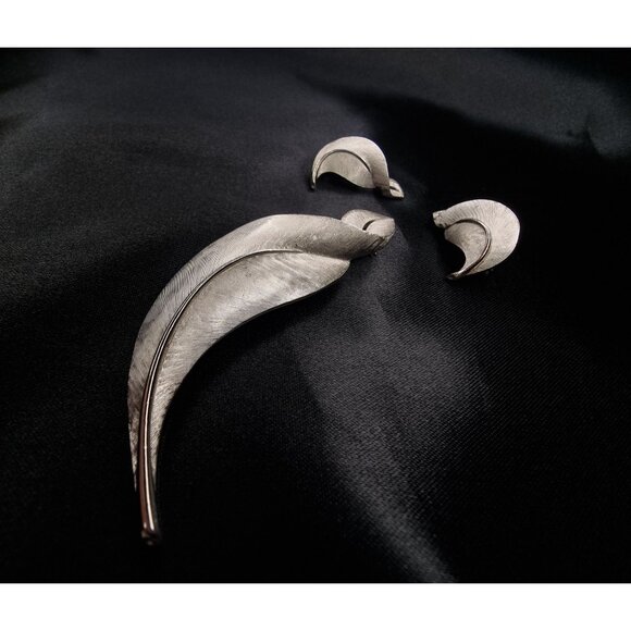 Vintage 1960s Trifari Silver Leaf Set – Brooch & Earrings - Picture 3 of 5